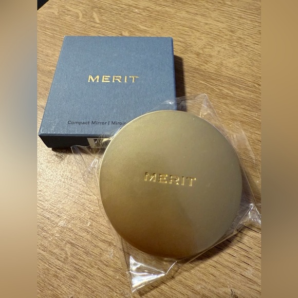 Merit Gold Compact Mirror - Picture 3 of 9